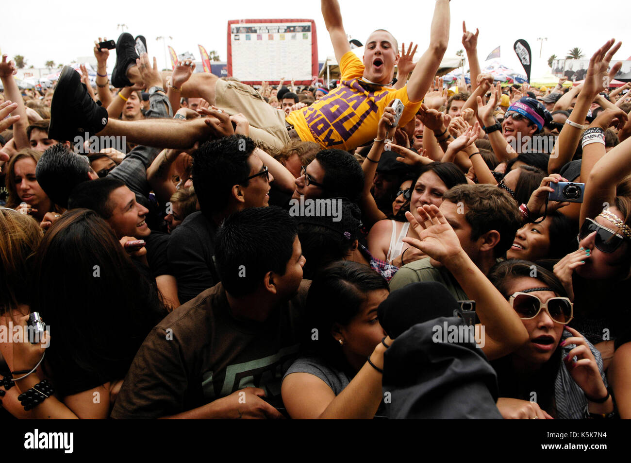 Eine Menge surfer Vans Warped Tour 2010 Seaside Park Juni 27,2010 Ventura, Kalifornien. Stockfoto