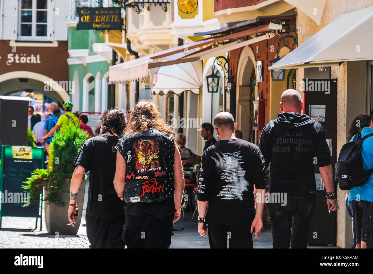 Wacken, Deutschland, 13.August 2017: Heavy Metal Fans, Metalheads zu Fuß auf der Straße von hinten gesehen. Alternative Musik lifestyle Stockfoto