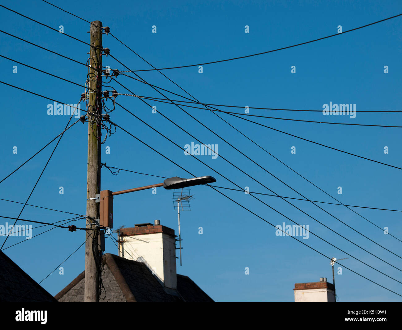 Telegrafenmast vor blauem Himmel Stockfoto