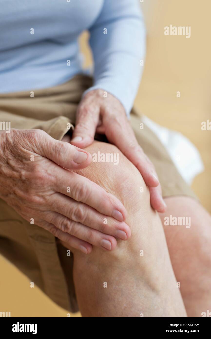 Ältere Frau mit Kniebeschwerden. Stockfoto