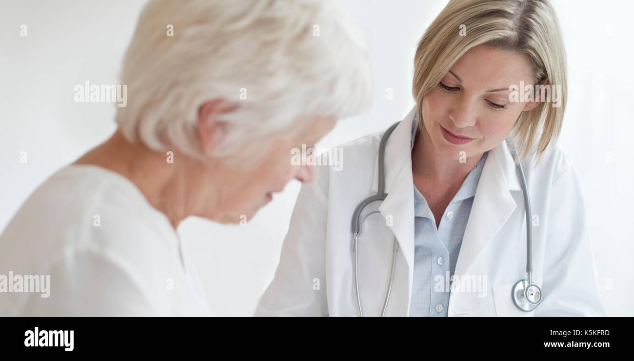 Ärztin Prüfung älterer Patienten. Stockfoto