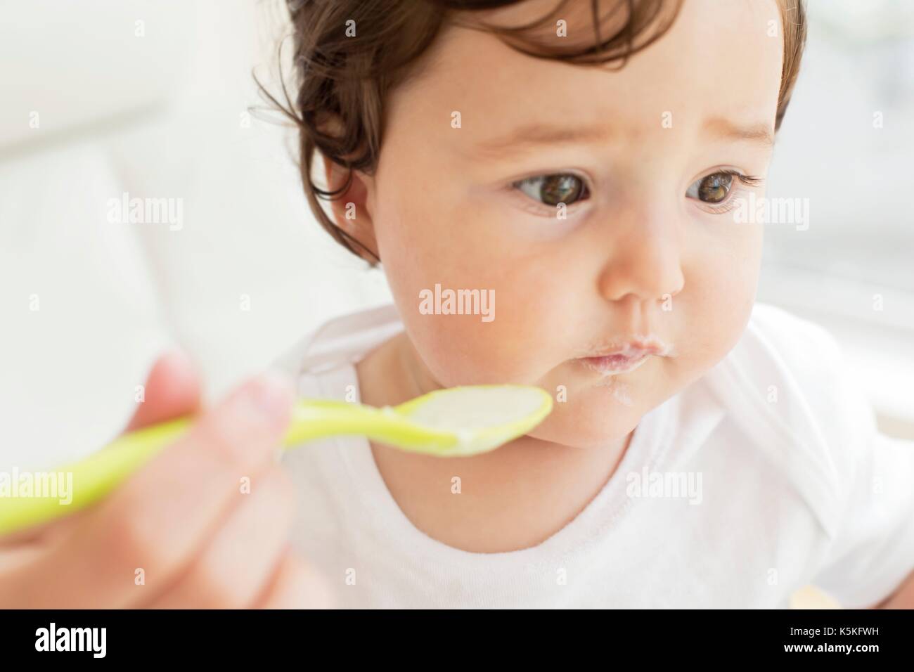 Weibliche toddler, Spoon Fed. Stockfoto