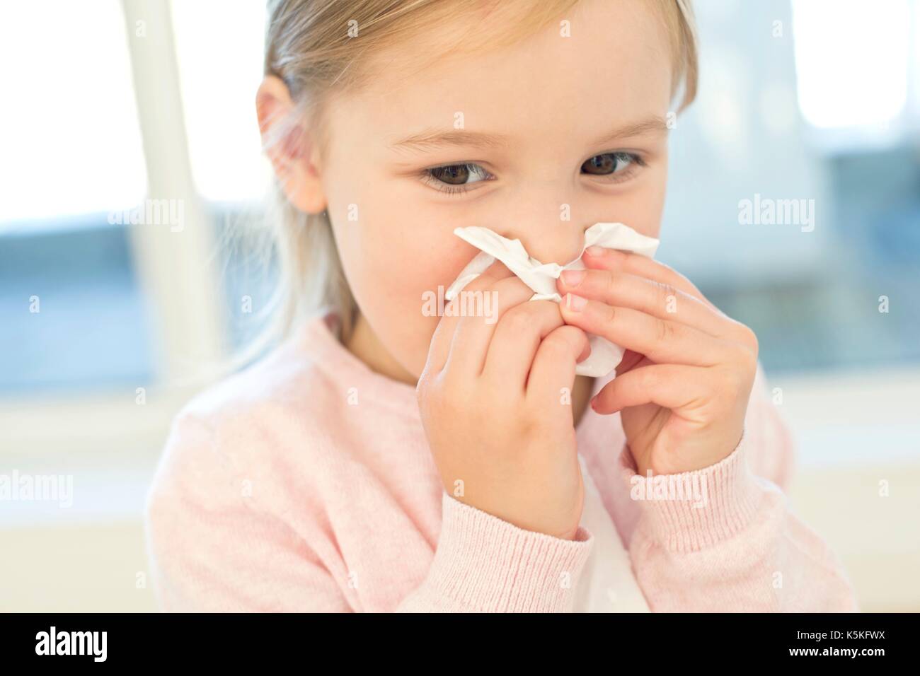 Junge Mädchen abwischen Nase auf Gewebe. Stockfoto