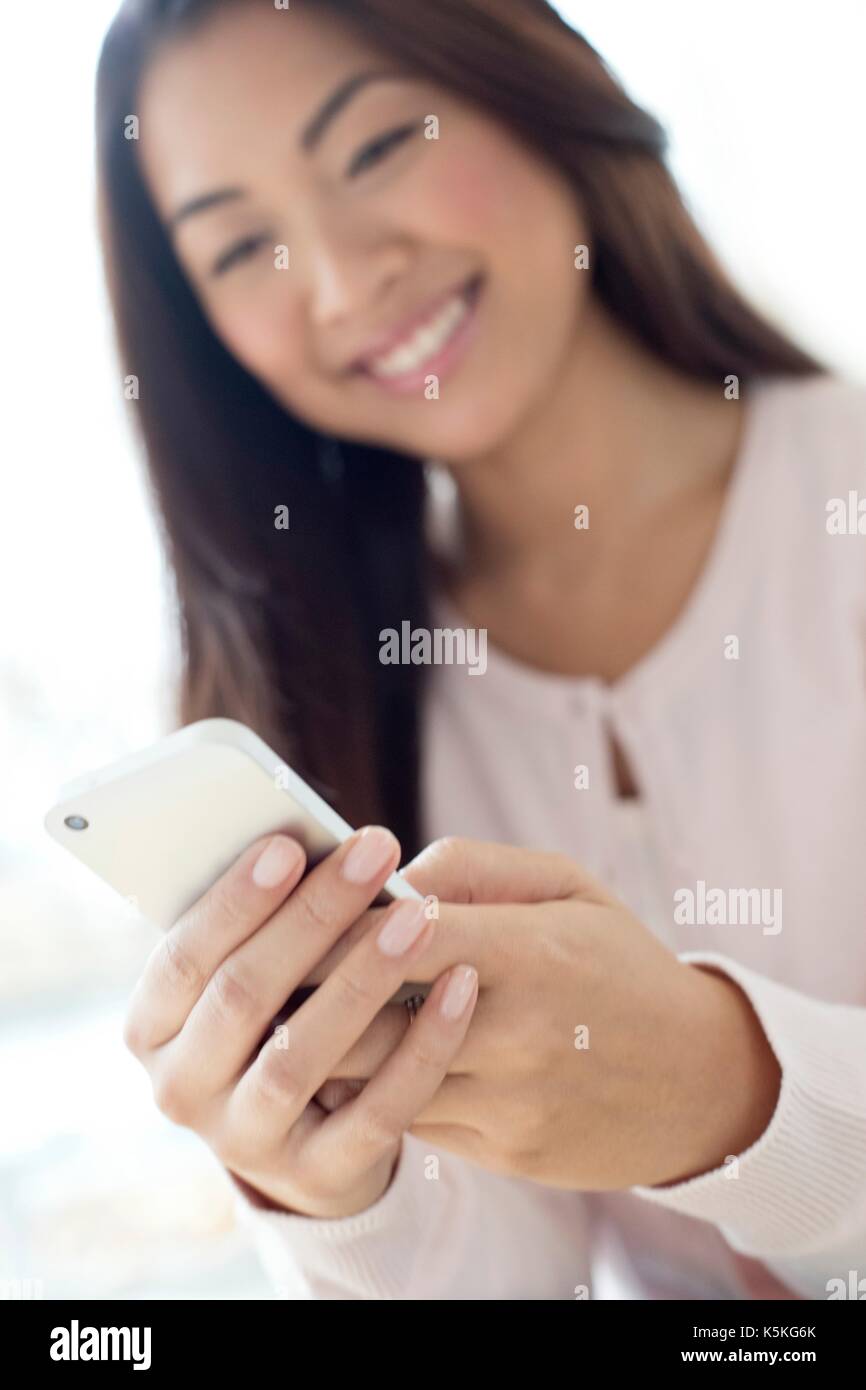 Junge Frau mit Smartphone, bis zu schließen. Stockfoto