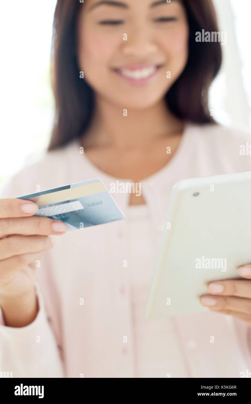 Junge Frau mit Kreditkarte und Smartphone, bis zu schließen. Stockfoto