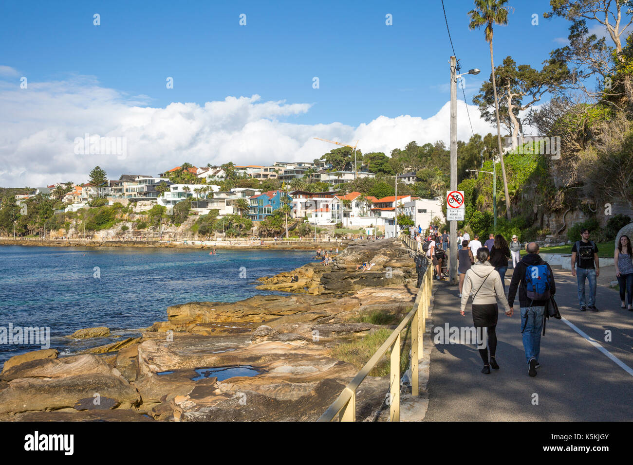 Personen, die an der Küste zu Fuß von der Manly Beach zu Shelley Beach, Sydney, Australien Stockfoto