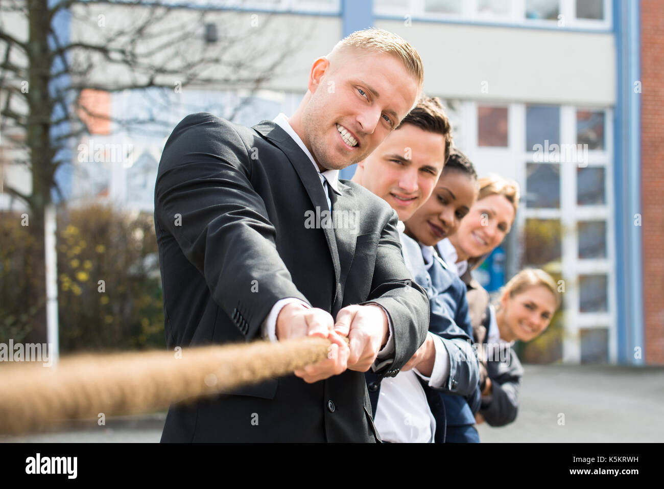 Gruppe von Multiethnischen Geschäftsleute ziehen Seil Tauziehen spielen Stockfoto