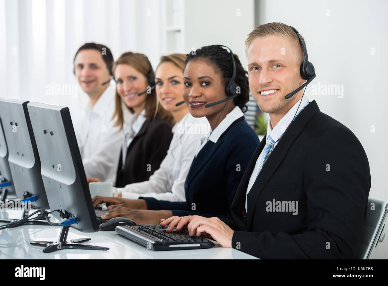 Team von Geschäftsleuten mit Headsets Arbeiten im Call Center Office Stockfoto
