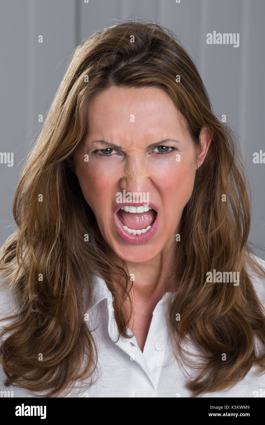 Portrait Foto von Angry reife Frau Schreien Stockfoto