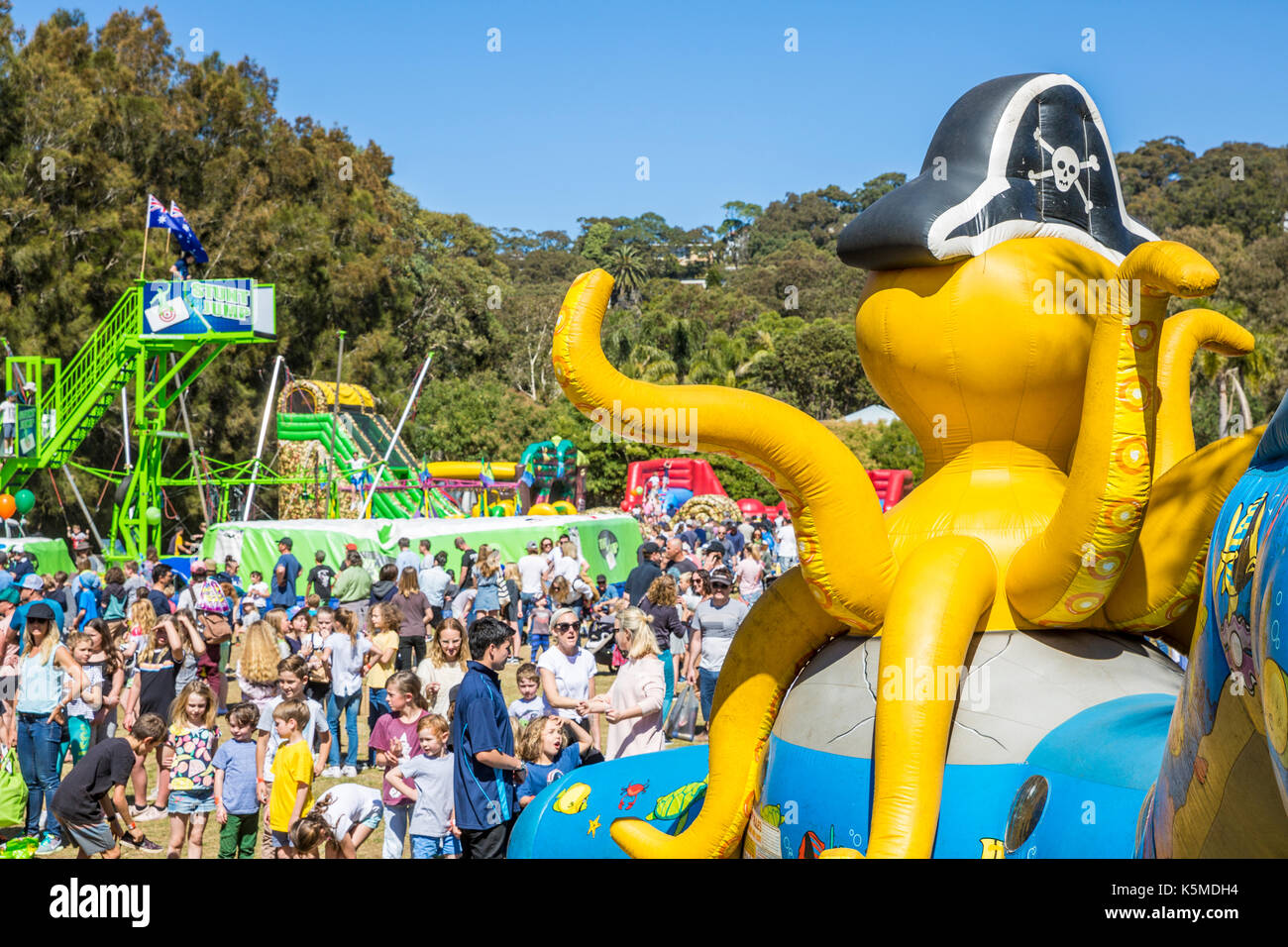 Australische Grundschule Sommerfest in Sydney mit riesigen Schlauchbooten und Fahrgeschäften, Sydney, NSW, Australien Stockfoto