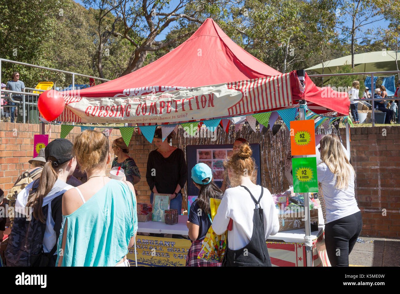 Wettkampfstand für traditionellen Spaß auf einer australischen Schulfestmesse in Sydney, NSW, Australien, um Geld für die Schule zu sammeln Stockfoto