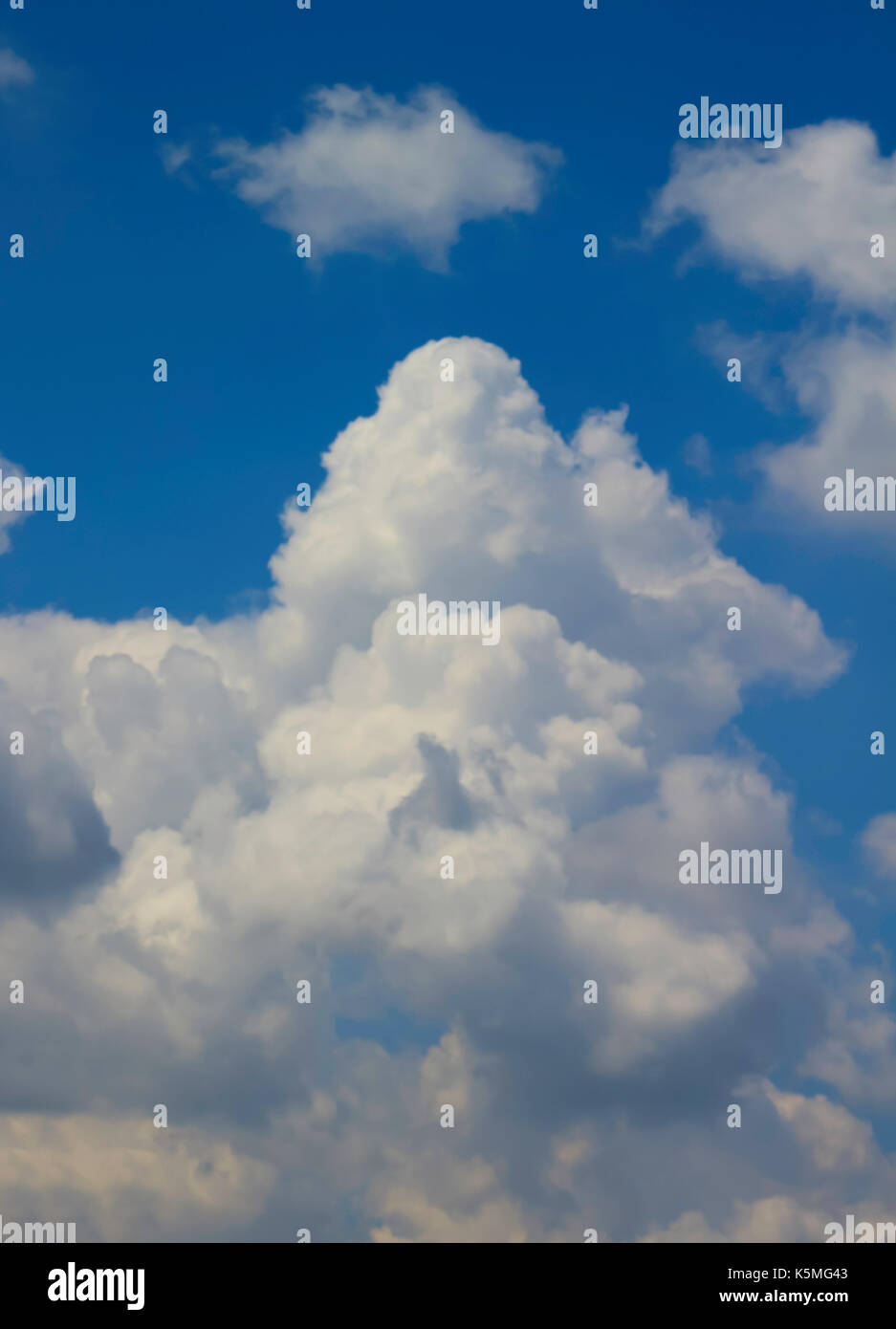 Puffy weiß Cumulonimbus Cloud Stockfoto