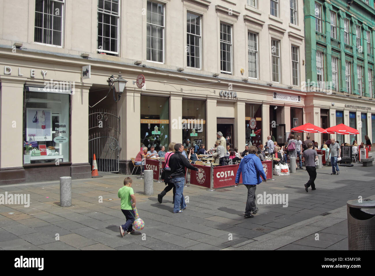 Cafés und Restaurants in der Fußgängerzone der Royal Exchange Square mit Touristen Stockfoto