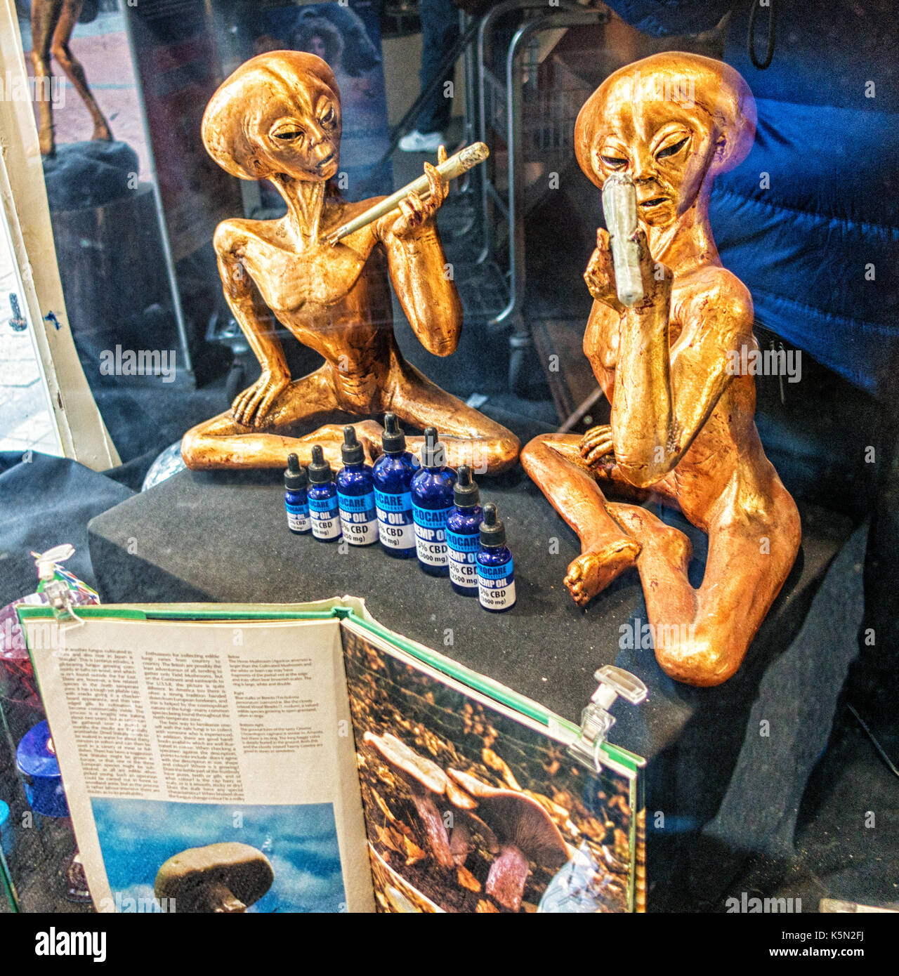 Amsterdam, Niederlande - 24.März 2016: E.T. Raucht einen Joint in einem Schaufenster Stockfoto