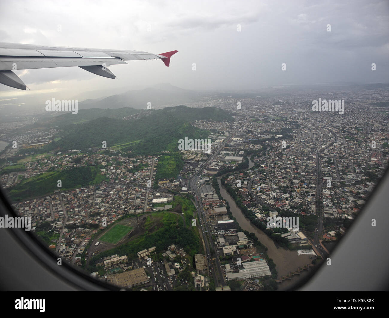 GUAYAQUIL, ECUADOR - 2017: Luftaufnahme der Stadt durch ein Flugzeugfenster. Stockfoto