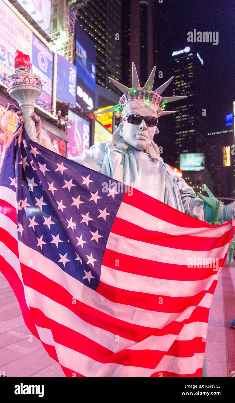 New York City, New York - May 11, 2014: Mime gekleidet, wie Freiheitsstatue stellt für Kameras im Times Square Stockfoto