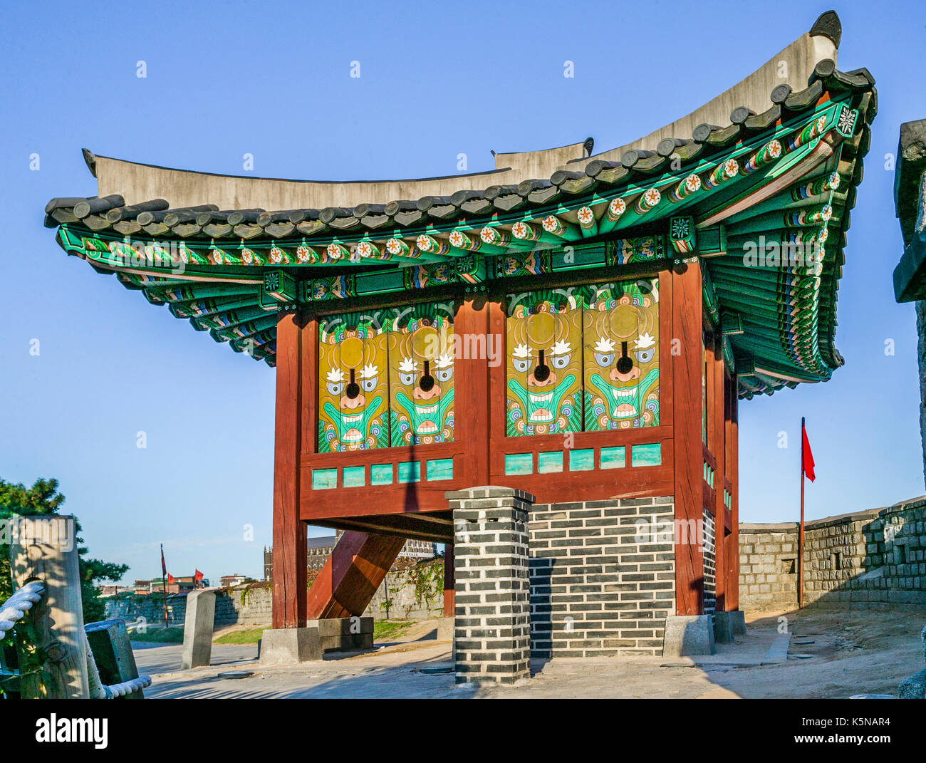 Südkorea, Gyeonggi-do, Sudogwon, Hwaseong Festung in Suwon, lackiert Sentry Post auf der Mauer der Festung Stockfoto