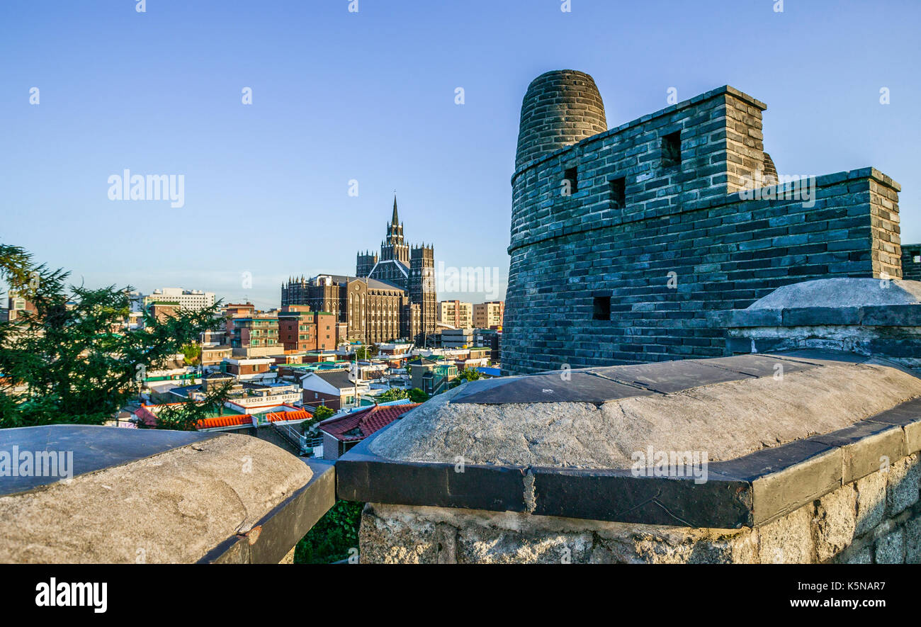 Südkorea, Gyeonggi-do, Bongdon Beacon Tower am Hwaseong Festung mit Suwon christliche Kirche im Hintergrund Stockfoto