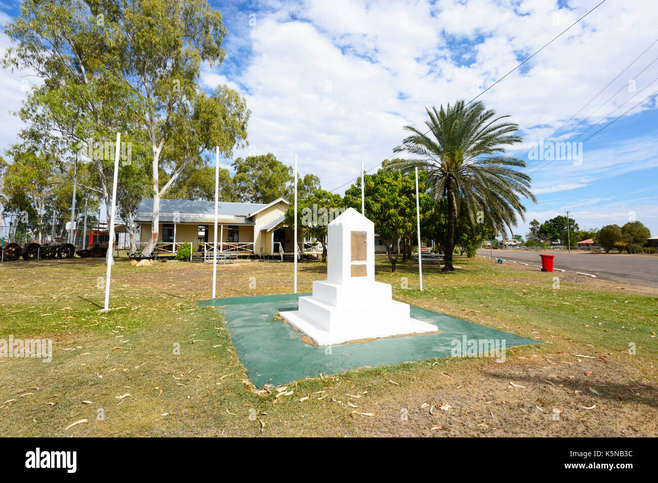 Frederick Walker Denkmal vor dem Fremdenverkehrsamt und Museum an den abgelegenen ländlichen Kleinstadt Burketown, Golf von Carpentaria, Quee Stockfoto