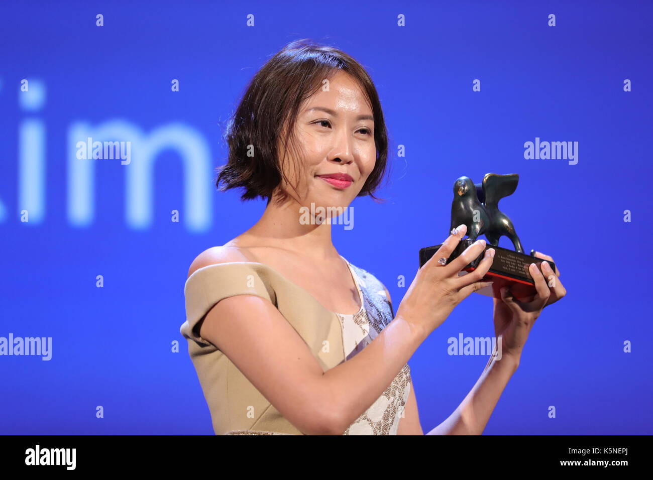 VENEDIG, ITALIEN - SEPTEMBER 09: Gina Kim erhält von John Landis den Preis für die beste VR (Virtual Reality) für den Film 'Bloodless' während der Preisverleihung der 74. Filmfestspiele von Venedig am 9. September 2017 im Lido von Venedig. Stockfoto