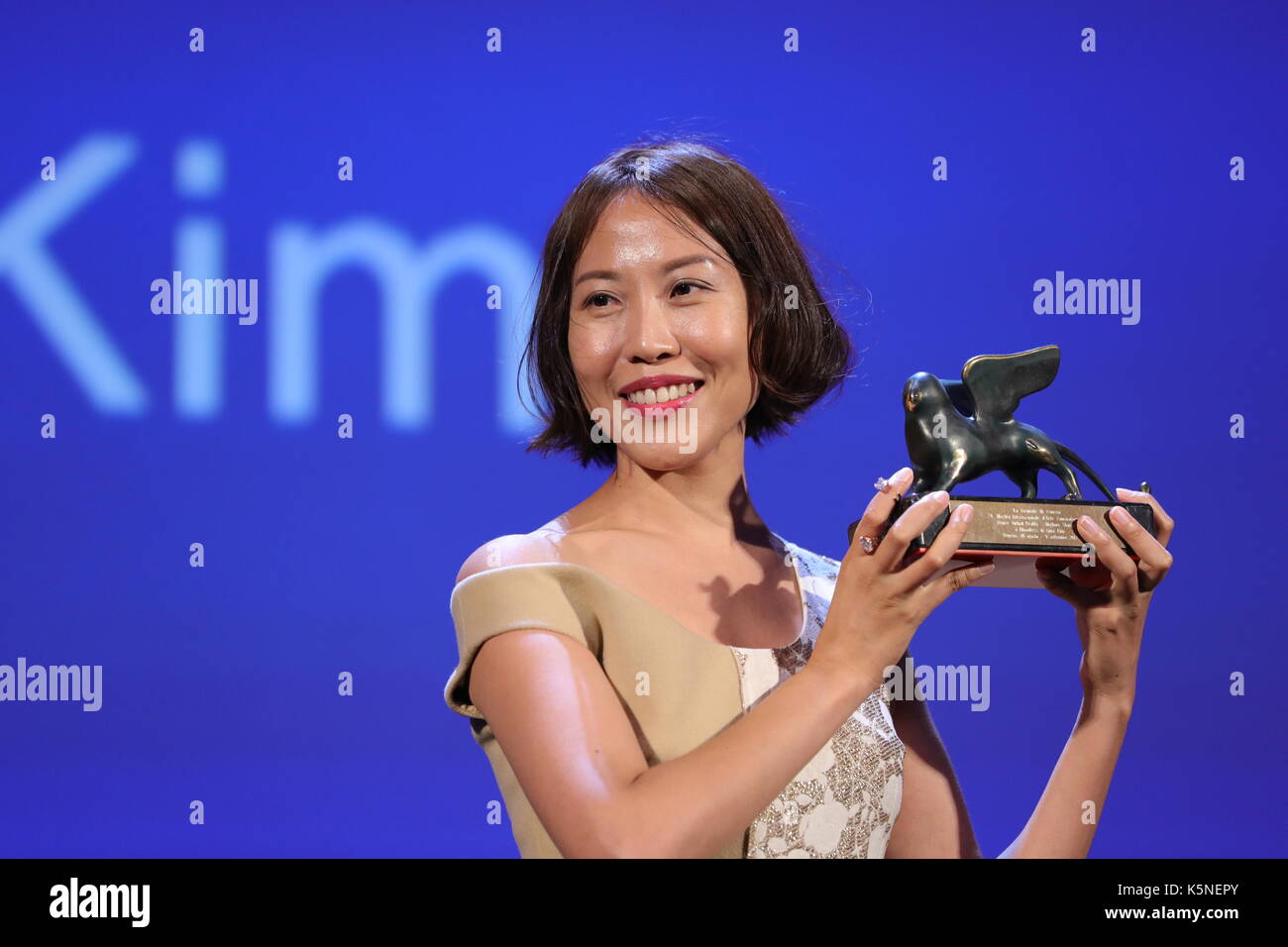 VENEDIG, ITALIEN - SEPTEMBER 09: Gina Kim erhält von John Landis den Preis für die beste VR (Virtual Reality) für den Film 'Bloodless' während der Preisverleihung der 74. Filmfestspiele von Venedig am 9. September 2017 im Lido von Venedig. Stockfoto