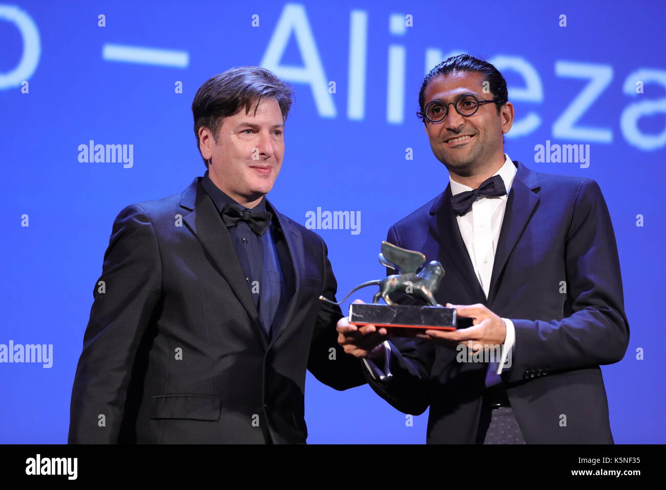 VENEDIG, ITALIEN - SEPTEMBER 09: Regisseur Alireza Khatami erhält den Orizzonti Award für das beste Drehbuch mit dem Film "Los Versos Del Olvido" (Verse des Vergessens) während der Preisverleihung des 74. Filmfestivals von Venedig am 9. September 2017 im Lido von Venedig. Stockfoto