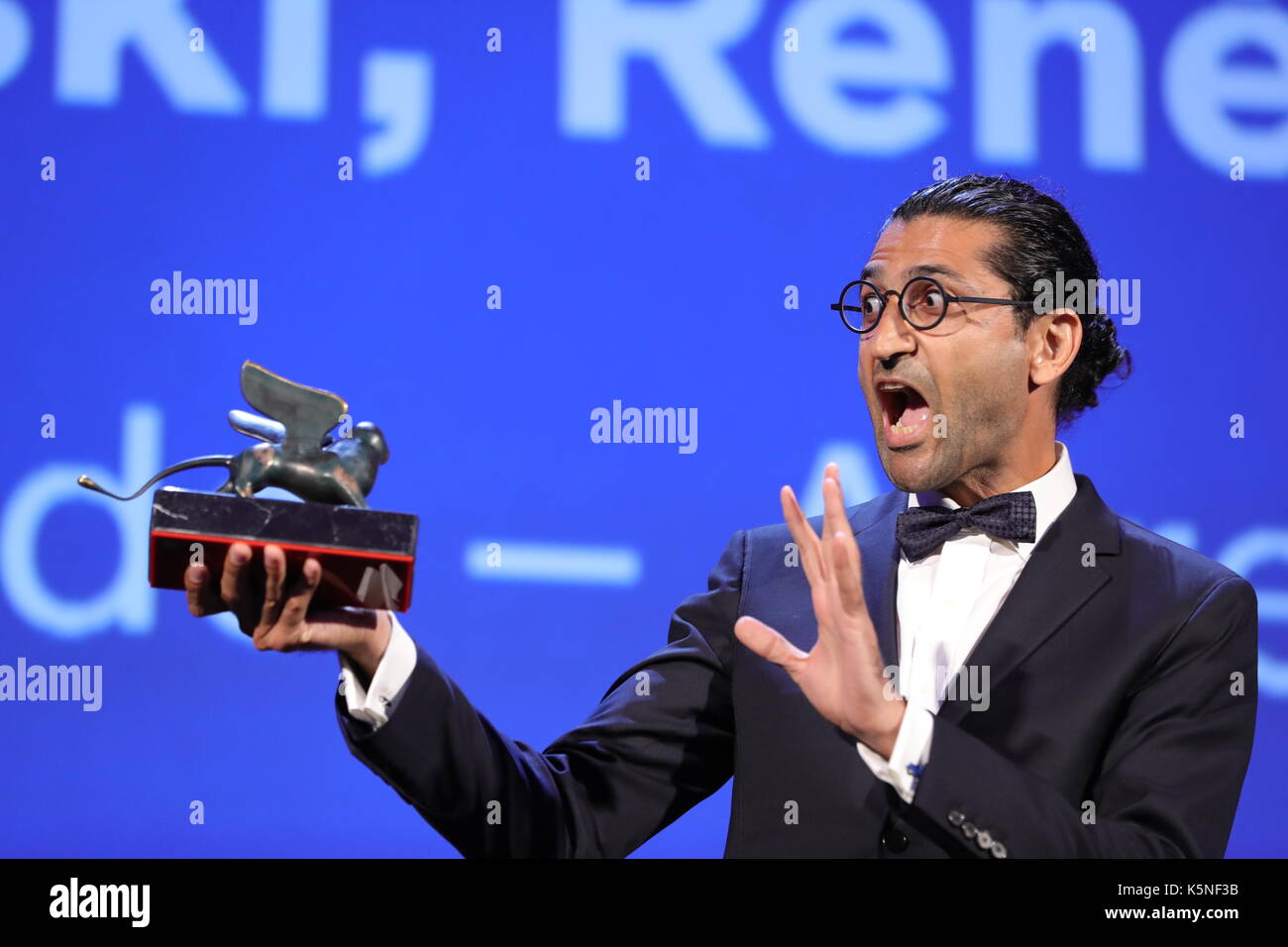 VENEDIG, ITALIEN - SEPTEMBER 09: Regisseur Alireza Khatami erhält den Orizzonti Award für das beste Drehbuch mit dem Film "Los Versos Del Olvido" (Verse des Vergessens) während der Preisverleihung des 74. Filmfestivals von Venedig am 9. September 2017 im Lido von Venedig. Stockfoto