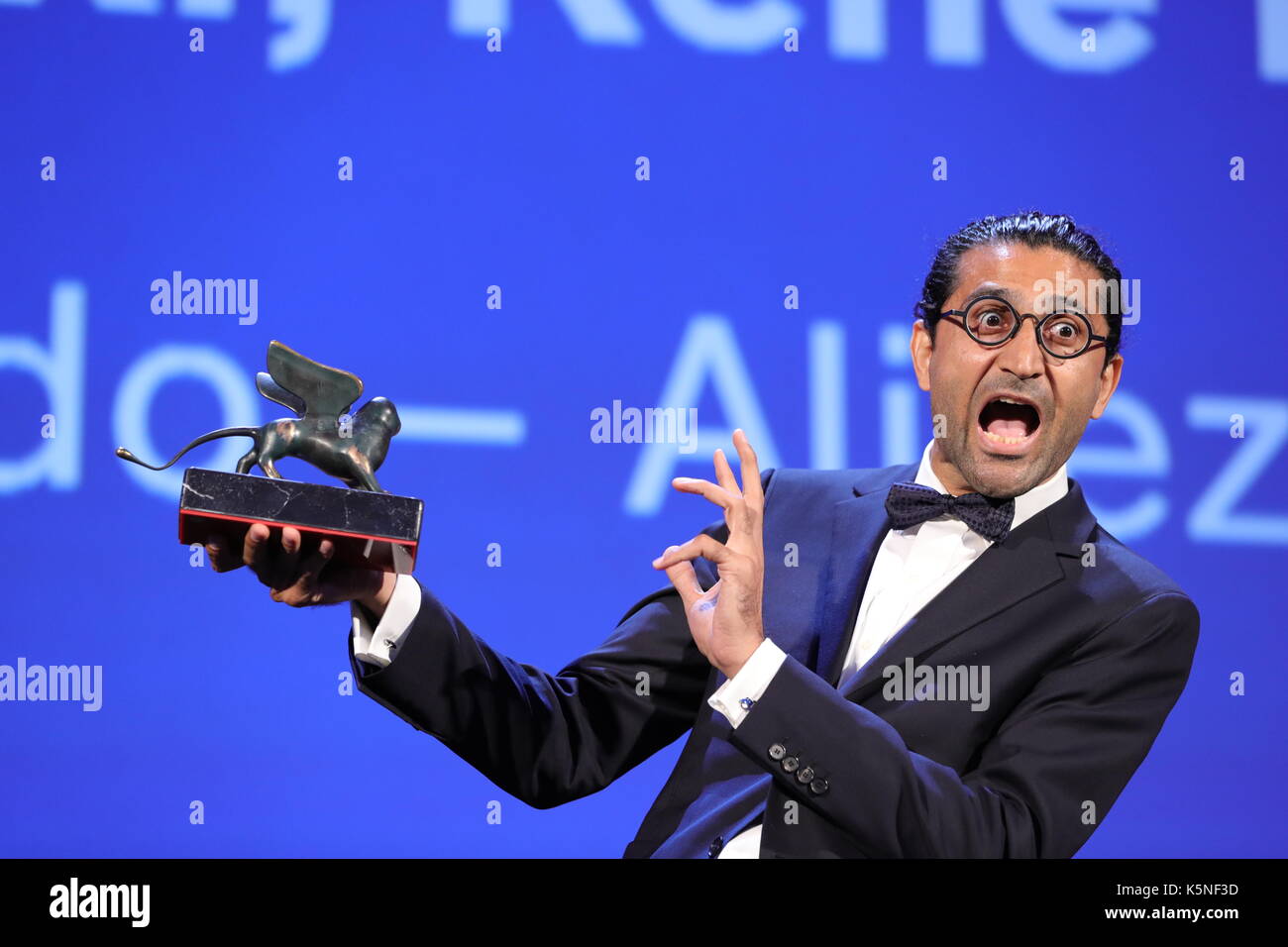 VENEDIG, ITALIEN - SEPTEMBER 09: Regisseur Alireza Khatami erhält den Orizzonti Award für das beste Drehbuch mit dem Film "Los Versos Del Olvido" (Verse des Vergessens) während der Preisverleihung des 74. Filmfestivals von Venedig am 9. September 2017 im Lido von Venedig. Stockfoto