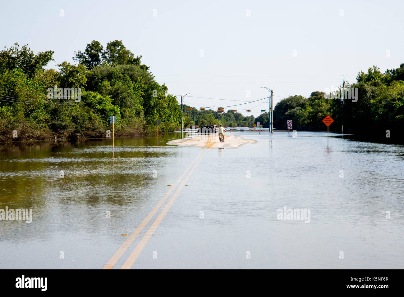 Houston, Texas, USA. 9. September 2017. Stehendes Wasser in Houston verbleibenden vom Hurrikan Harvey, auf Eldridge in der Nähe von addicks Behälter Credit: Casey Martin/Alamy leben Nachrichten Stockfoto