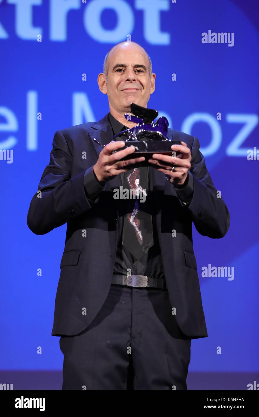 VENEDIG, ITALIEN - SEPTEMBER 09: Samuel Maoz erhält den Silbernen Löwen - Grand Jury Preis für 'Foxtrot' während der Preisverleihung des 74. Filmfestivals in Venedig am 9. September 2017 im Sala Grande. Stockfoto