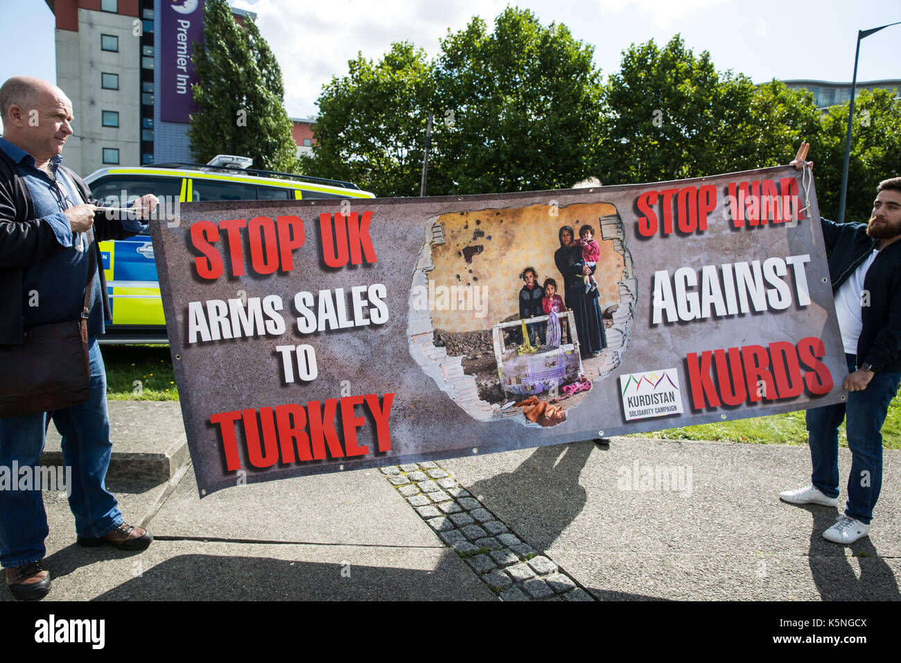 London, Großbritannien. 9. September 2017. Mark Campbell, Vorsitzender der Kurdischen Kampagne der Solidarität, Proteste vor der ExCel Centre gegen den Waffenhandel und die Arme fair am Veranstaltungsort in der nächsten Woche stattfinden. DSEI ist die weltweit größte Messe Waffen und militärische Delegationen durch die britische Regierung eingeladen, gehören Staaten durch das Auswärtige Amt benannt als "Menschenrechte Priorität', nämlich Bahrain, Kolumbien, Ägypten, Pakistan und Saudi-Arabien. Credit: Mark Kerrison/Alamy leben Nachrichten Stockfoto