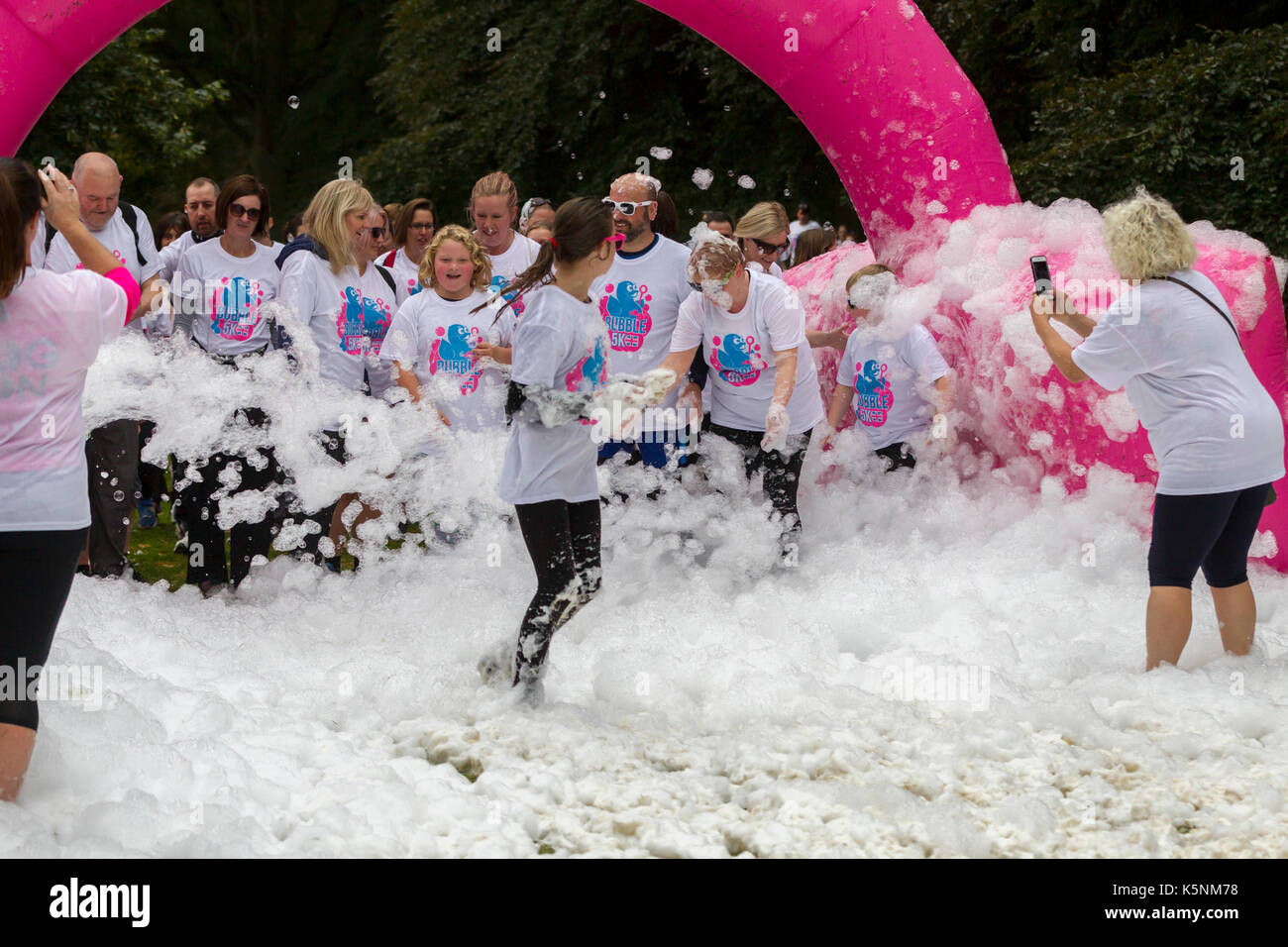 Abington Park, Northampton Großbritannien 10. September 2017, Cynthia Spencer Hospiz Bubble 5k Eine gute von Familie und Freunden Spaß haben während der Veranstaltung beim Anheben des Geldes für einen guten Verlauf. Credit: Keith J Smith./Alamy leben Nachrichten Stockfoto