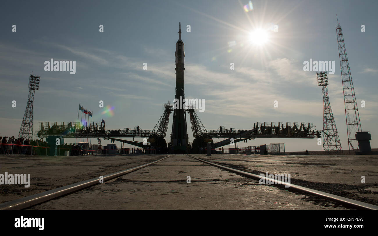 Die russische Sojus-Rakete und Sojus MS-06 Satelliten befinden sich auf der Startrampe in der Vorbereitung für die NASA ISS Expedition 53 Mission im Kosmodrom Baikonur 10. September in Baikonur, Kasachstan 2017 positioniert. Internationale Raumstation ISS Expedition 53 Crew amerikanische Astronaut Mark Vande Hei der NASA, Sojus Kommandant Alexander Misurkin von Roskosmos, und amerikanische Astronaut Joe Acaba der NASA an Bord der Rakete am 13. September starten. Stockfoto