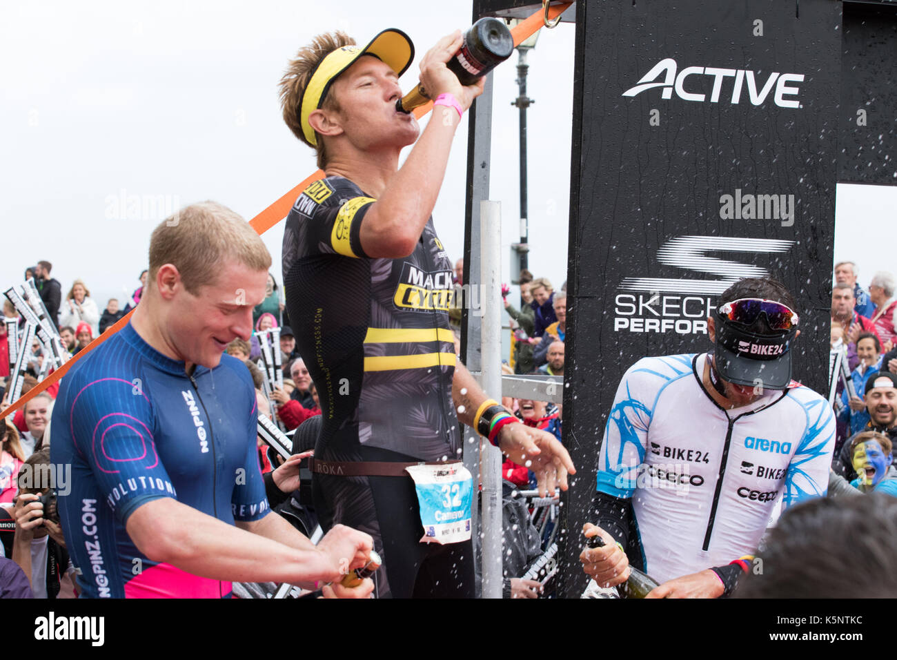 Tenby, Pembrokeshire, West Wales, Pembrokeshire, Großbritannien. 10. September 2017. Sieger Cameron Wurf von Austrailia, Philip Graves von Großbritannien, und Christian Kramer in Deutschland auf dem Podium des Ironman Wales mit über 2000 Ausdauersportler teilnehmen. Professionelle Athleten in die See um 18.55 Uhr. Athleten haben zu einer Strapaze 2.4 schwimmen, 112 km Rad fahren und 26,2 km Laufen innerhalb von 17 Stunden abgeschlossen. Ironman hat vor kurzem vereinbart worden in Etne für 5 weitere Jahre zu bleiben, um € 3,5 Mio. für die lokale Wirtschaft. Credit: Andrew Bartlett/Alamy leben Nachrichten Stockfoto