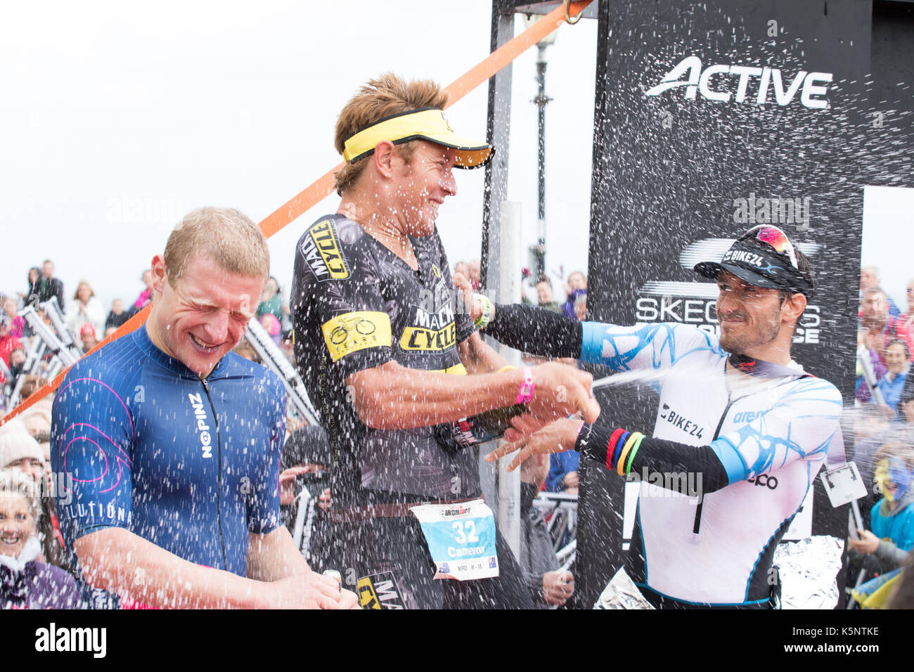 Tenby, Pembrokeshire, West Wales, Pembrokeshire, Großbritannien. 10. September 2017. Sieger Cameron Wurf von Austrailia, Philip Graves von Großbritannien, und Christian Kramer in Deutschland auf dem Podium des Ironman Wales mit über 2000 Ausdauersportler teilnehmen. Professionelle Athleten in die See um 18.55 Uhr. Athleten haben zu einer Strapaze 2.4 schwimmen, 112 km Rad fahren und 26,2 km Laufen innerhalb von 17 Stunden abgeschlossen. Ironman hat vor kurzem vereinbart worden in Etne für 5 weitere Jahre zu bleiben, um € 3,5 Mio. für die lokale Wirtschaft. Credit: Andrew Bartlett/Alamy leben Nachrichten Stockfoto