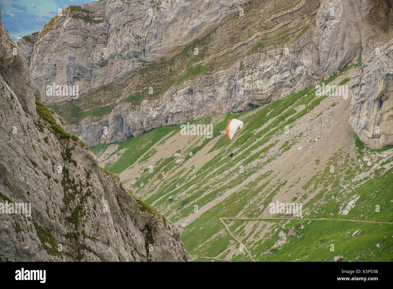 Mann, der Drachenfliegen über den Pilatus, Luzern, Schweiz Stockfoto