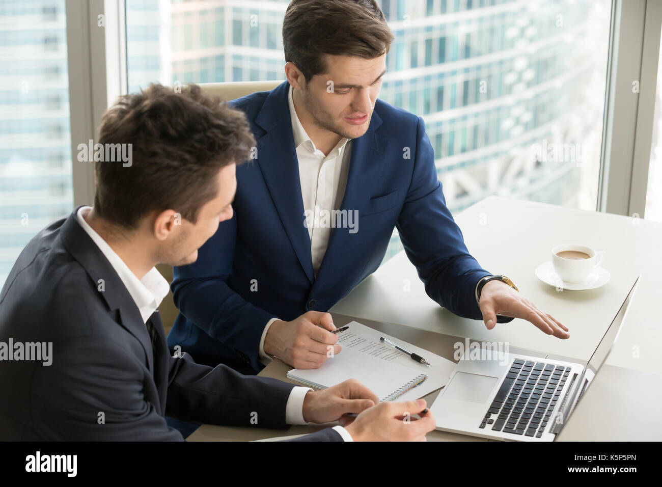 Unternehmen CEO gemeinsam auf Laptop im Büro Stockfoto