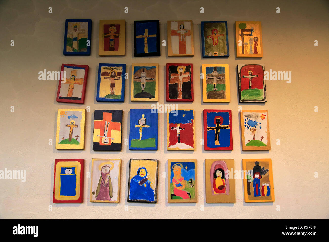 Kinder Kunst Bilder im historischen Nykirken Kirche, Stadt Bergen, Norwegen Stockfoto