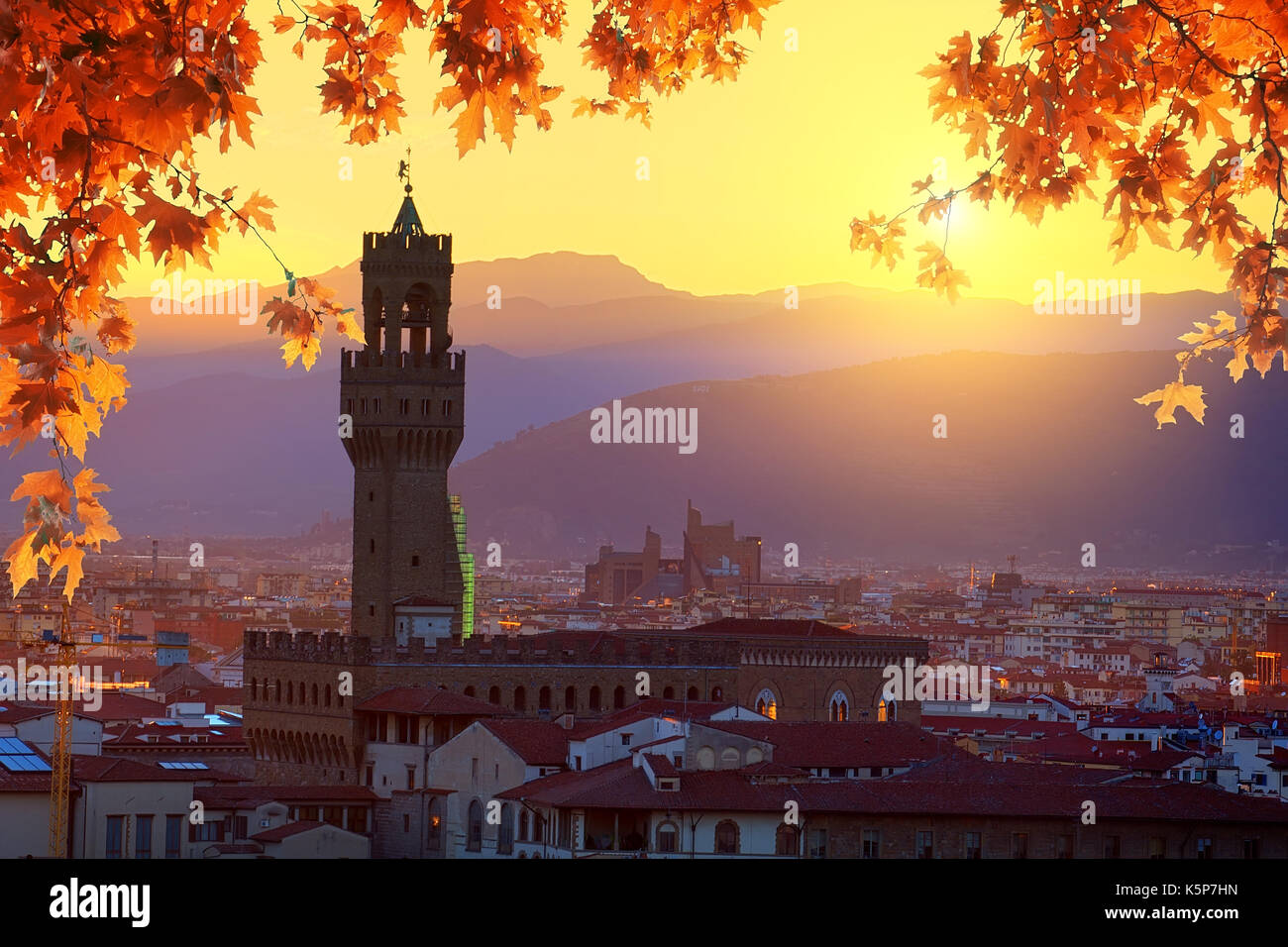 Blick auf Florenz und Turm des Palazzo Vecchio im Herbst, Italien Stockfoto