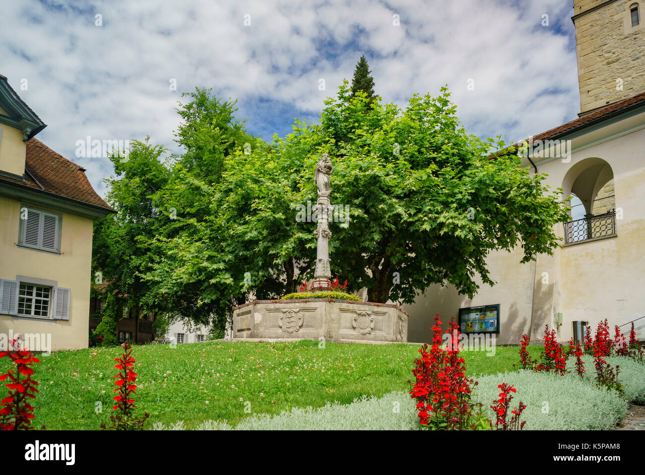 Statue an der berühmten und historischen Kirche St. Leodegar, Luzern, Schweiz Stockfoto