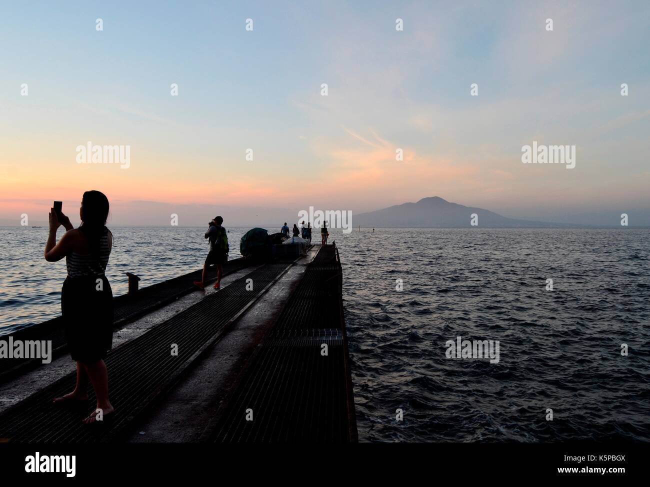 Leute, die Bilder von den schönen Sonnenuntergang vom Schlüssel von Marina Grande, Sorrento, Italien, Juli 2017. Stockfoto