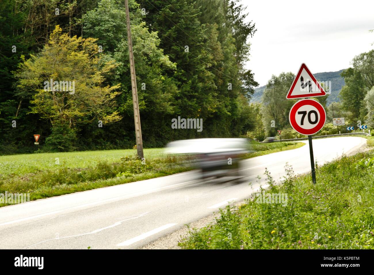 Geschwindigkeitsbegrenzung für Autos, LKWs, Kraftfahrzeuge, Autoverkehr, mit einem Schild, das eine Höchstgeschwindigkeit von 70 Kilometern auf einem nationalen in Frankreich Stockfoto