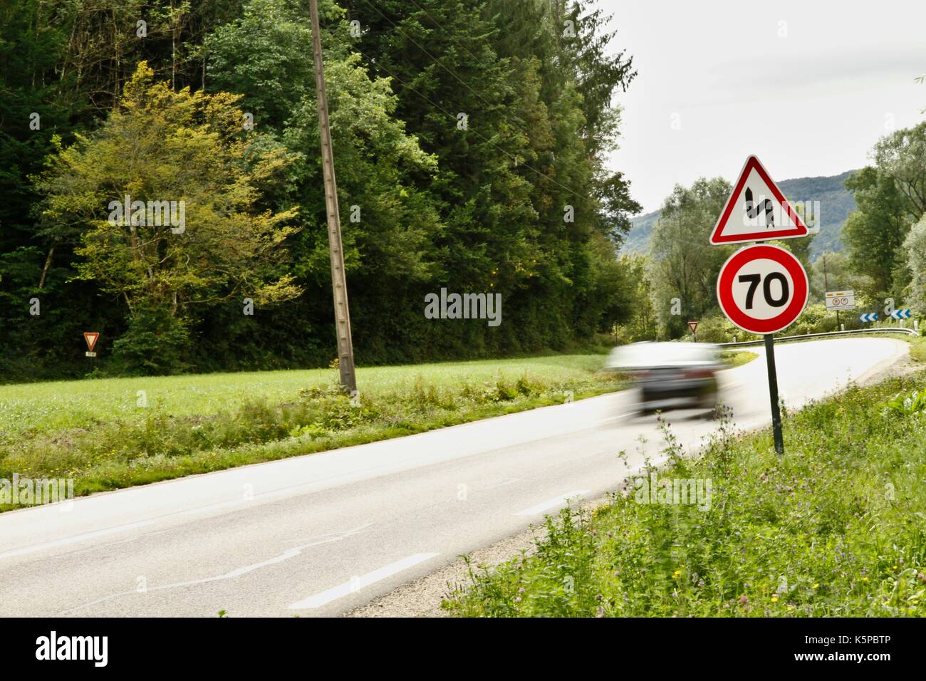 Geschwindigkeitsbegrenzung für Autos, LKWs, Kraftfahrzeuge, Autoverkehr, mit einem Schild, das eine Höchstgeschwindigkeit von 70 Kilometern auf einem nationalen in Frankreich Stockfoto