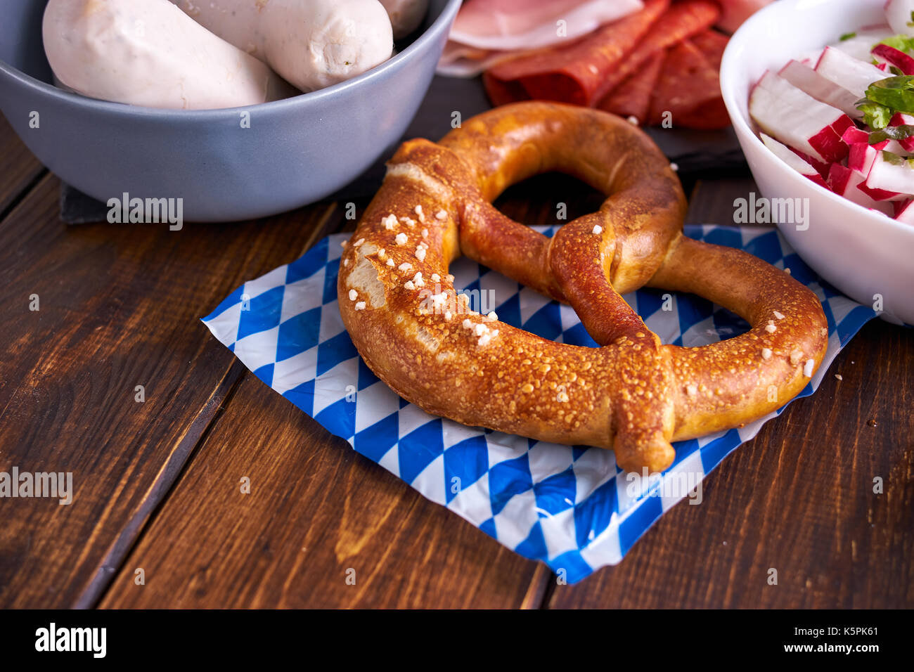 Oktoberfest Essen auf hölzernen Tisch Stockfoto