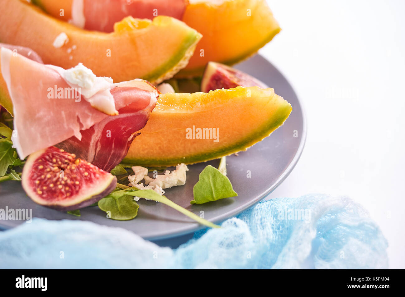 Reif süß Melone mit Schinken und Rucola Stockfoto