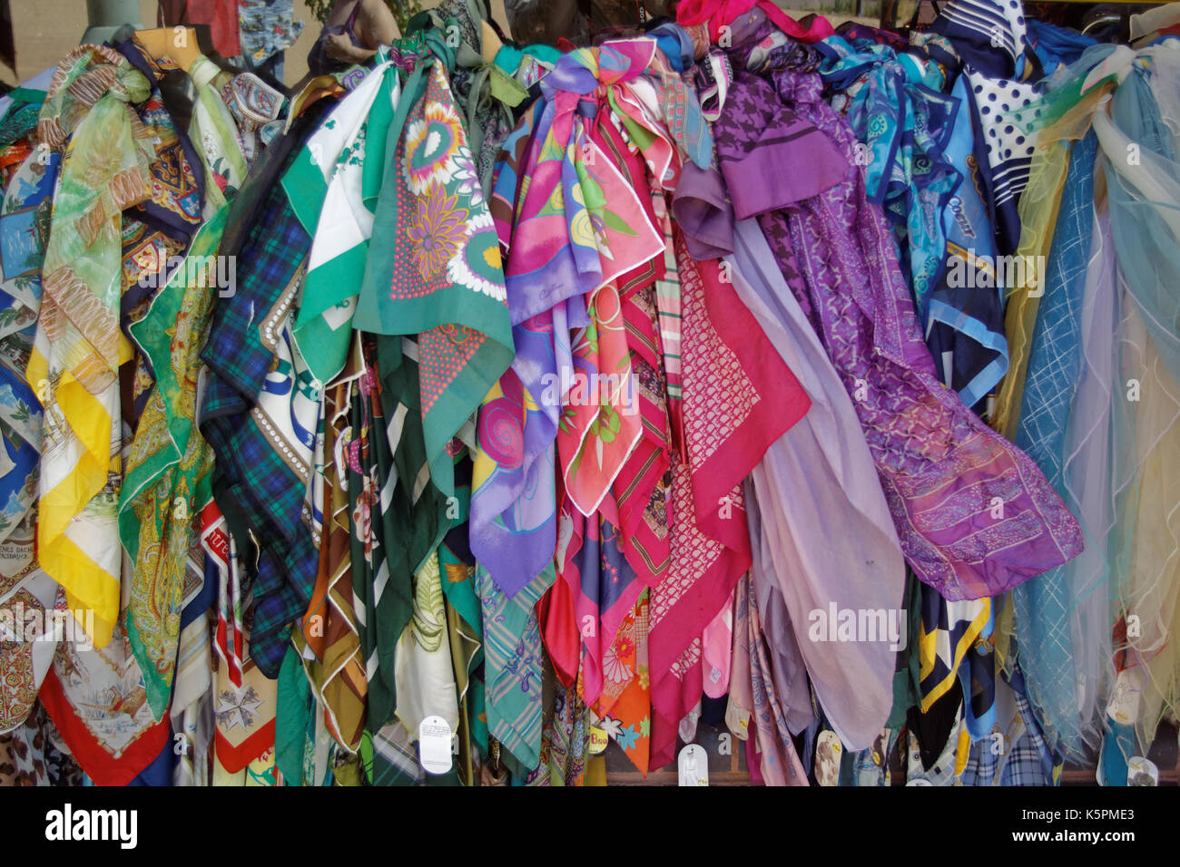 Bunte Schals, bunten Textilien Seide Stockfoto