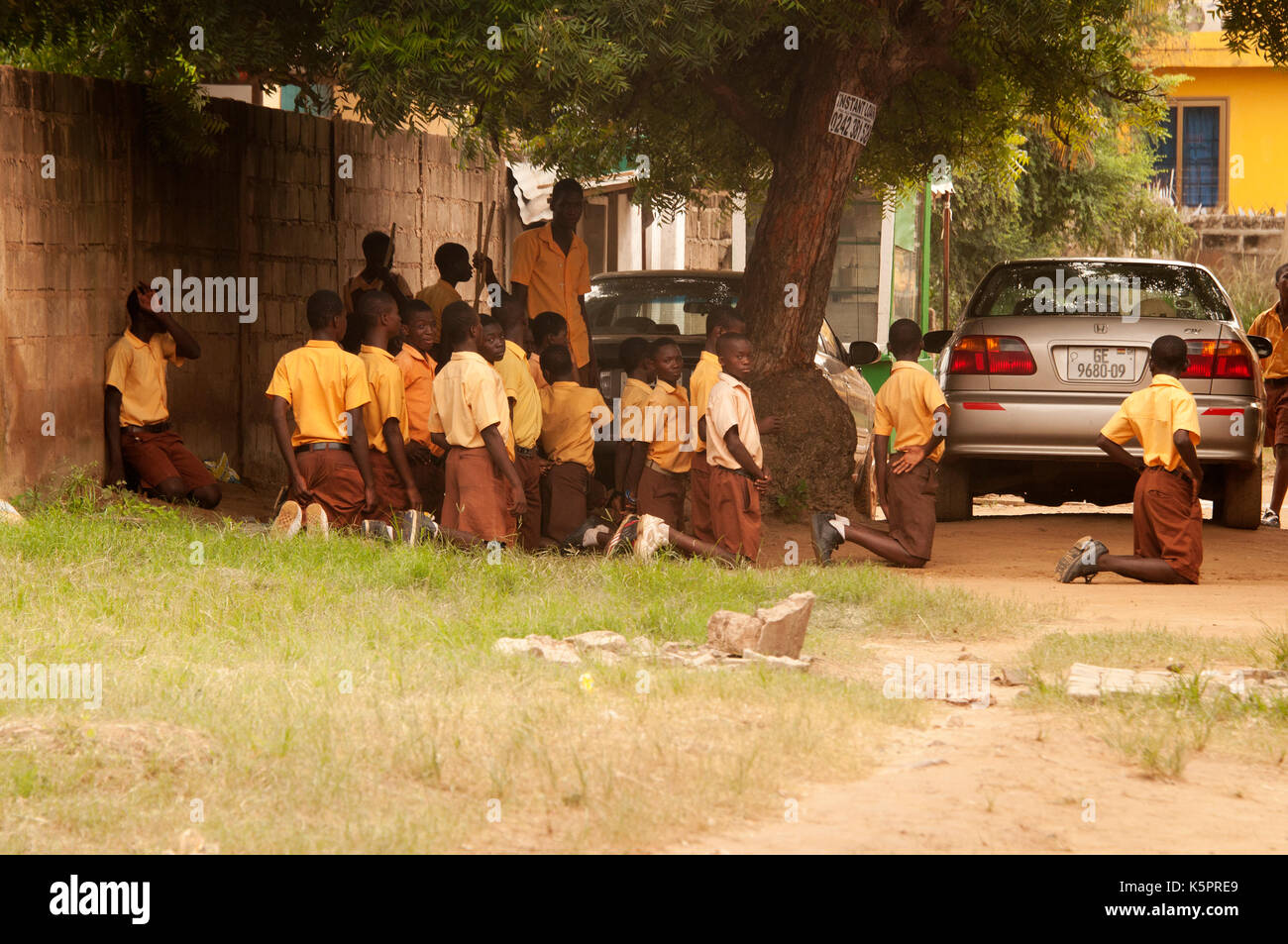 Schüler in der ghanaischen Schule bestraft wird. Stockfoto