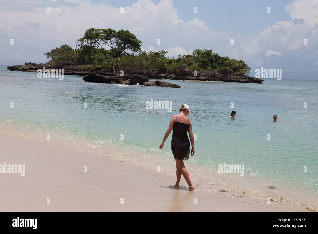 Wandern in einem karibischen Strand Stockfoto