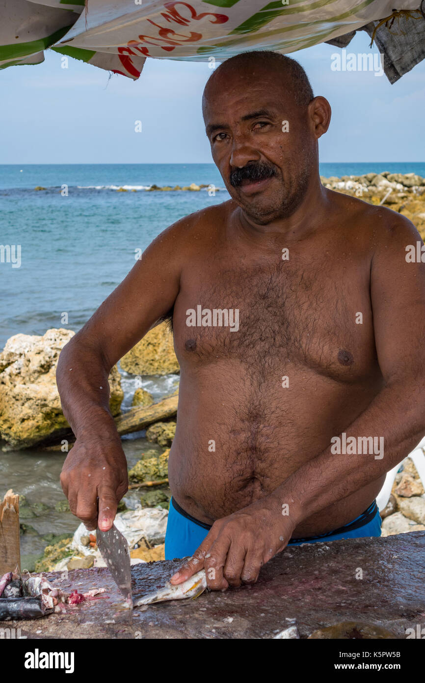 Von Cartagena, Kolumbien - Dec 15, 2015: ein Fischer reinigt und bereitet die Fische zum Verkauf Stockfoto