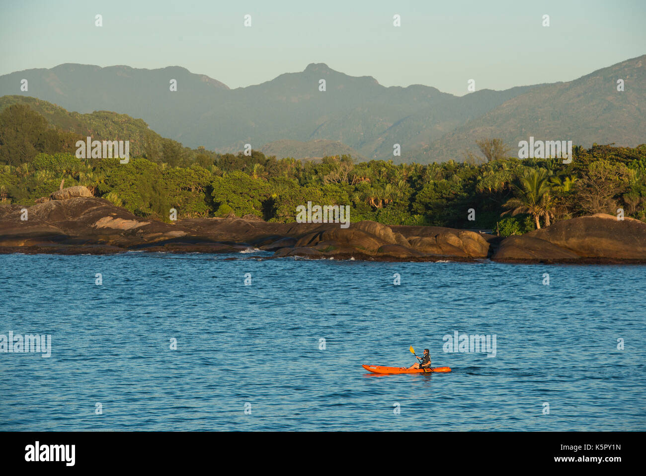 Kajak in die Bucht, Manafiafy Strand und Regenwald Lodge, Sainte Luce Bay, Madagaskar Stockfoto